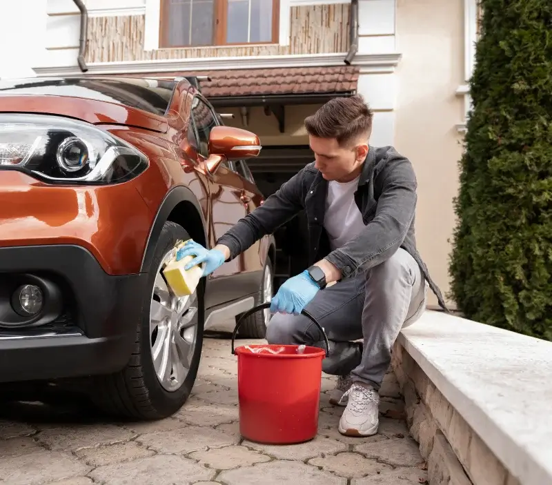 Lavage auto à domicile Lecelles : professionnel intervenant sur un véhicule